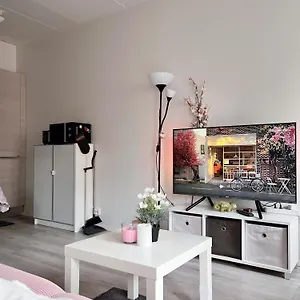 apt-lovely-modern-studio-next-to-metro.tophotelshelsinki.com/